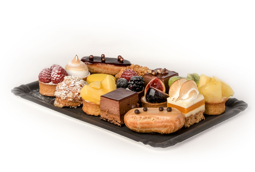 plateaux de petites patisseries pour un mariage